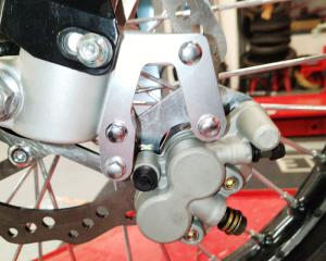 DISQUE DE FREIN AVANT 240mm AVEC PATTE DE DEPORT SPECIFIQUE SUPERMOTO